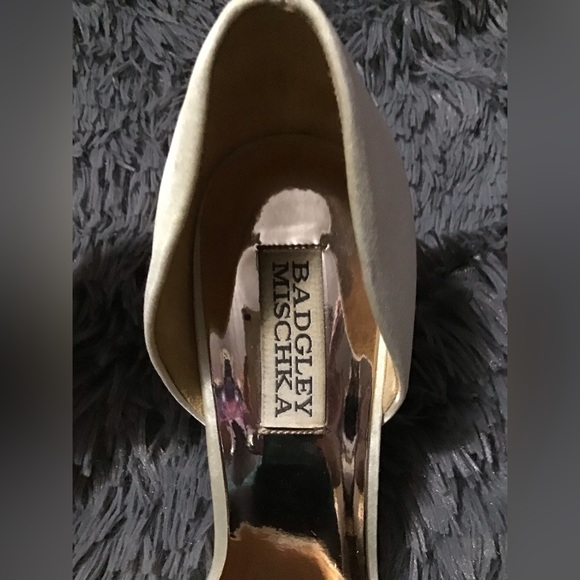 Badgley Mischka 8.5 Cream Satin Rhinestone Heels. *Scuffed - Picture 14 of 15